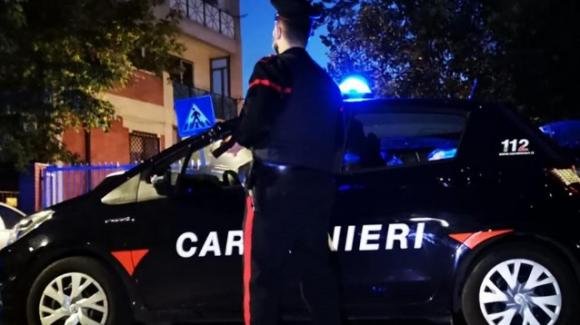 I vicini fanno chiasso: 51enne si reca a casa loro con un bastone ma incontra i carabinieri, denunciato