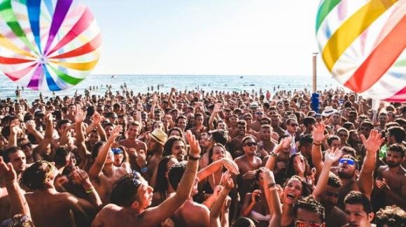 Australia, giovani cantano e bevono birra ammassati su un spiaggia: nessuna multa anti Covid