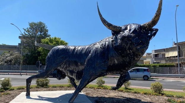 "Ritoccano" le parti intime ad una scultura che rappresenta un toro: denunciati due ragazzi