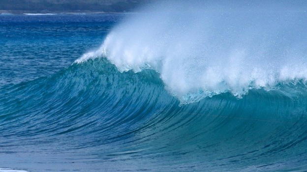 Tragedia a Tenerife: italiano muore risucchiato da un’onda anomala mentre passeggiava su un pontile