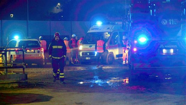 Mette in sicurezza un palo elettrico e muore folgorato: deceduto pompiere di 54 anni