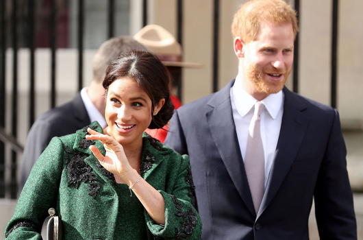 Meghan e Harry fanno un passo indietro e chiedono alla Regina Elisabetta un prolungamento del periodo di transizione