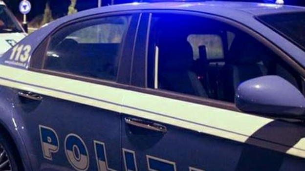In 14 nell’appartamento di un palazzo per festeggiare Capodanno: la Polizia ferma tutto, multati