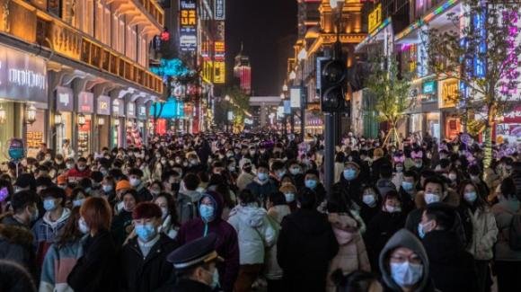 In Cina l’incubo Covid sembra lontano: a Capodanno migliaia di persone in strada a Wuhan