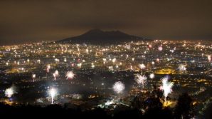 Incredibile a Napoli: lancia bomba carta dal balcone ma incendia la sua auto: vettura distrutta