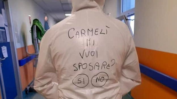 Infermiere scrive la proposta di matrimonio alla sua fidanzata su tuta anti Covid: "Mi vuoi sposare?"