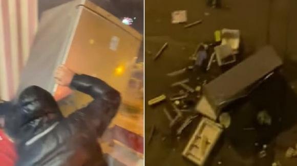 Follia a Taranto: durante la notte di San Silvestro lanciano un frigorifero dal balcone in strada