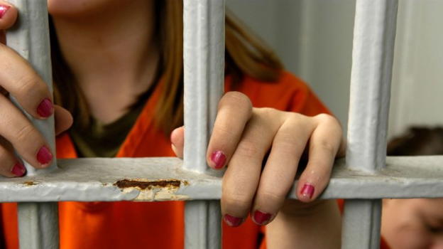 Invita i cittadini a ribellarsi alle restrizioni del governo. Donna rischia 5 anni di carcere