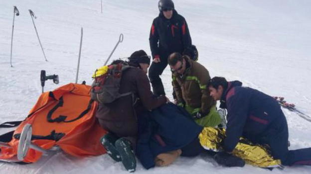Va ad arrampicarsi in montagna, viola la zona rossa e cade finendo in rianimazione: multata