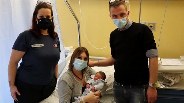 Bologna: infermiera del 118 guida un papà a far nascere il suo bimbo in casa via app