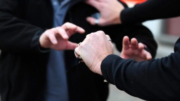 Teramo, picchia il padre violento. La Procura lo assolve: "Vittima di un’educazione sbagliata"