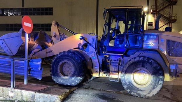 Licenziato dall’azienda si "vendica" distruggendo i furgoni con una ruspa: operaio arrestato