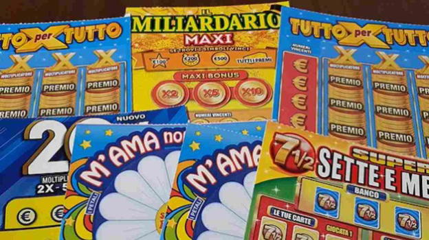 La dea bendata bacia un nonnina col nipote: vinti 2 milioni con un gratta e vinci da 10 euro