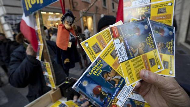 Spagna: restituisce 200 € al legittimo proprietario. A distanza di una settimana, vince alla lotteria