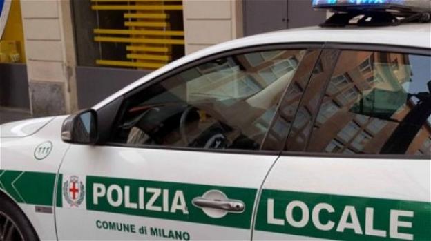 Follia a Milano, stacca il pollice a morsi ad un uomo: il rivale tenta di ucciderlo con un’ascia