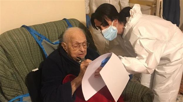 Piana di Sorrento, Gary riceve il vaccino anti-Covid a 102 anni: la sua vita come un film