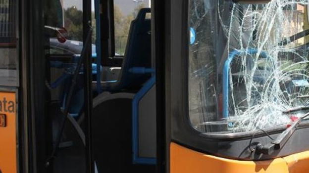 Follia a Brindisi: ragazzi lanciano sassi contro gli autobus in corsa, due mezzi danneggiati