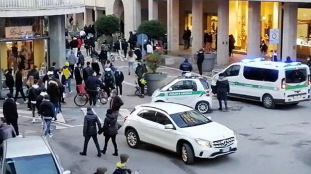 Si danno appuntamento in piazza sui social: maxi rissa tra 100 giovani a Gallarate