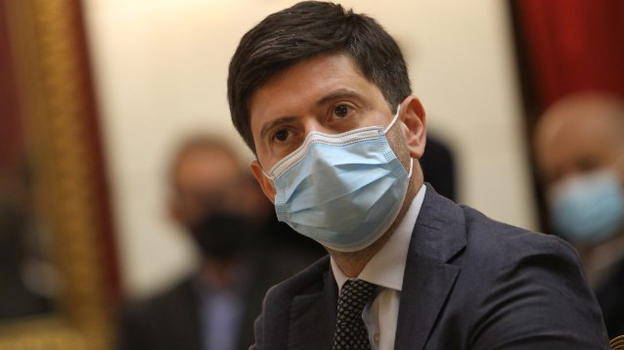 Covid-19, Roberto Speranza avvisa: "Restrizioni ancora per qualche mese"