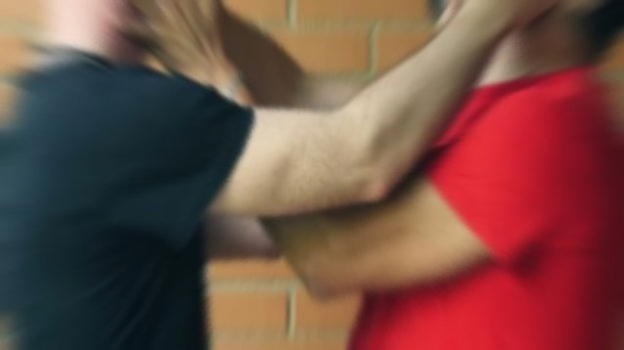 Vigevano, 21 enne sferra un pugno e fa perdere un occhio al padre: è finito in manette