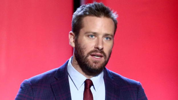 Il protagonista di "Chiamami col tuo nome" Armie Hammer accusato di cannibalismo: i messaggi scioccanti