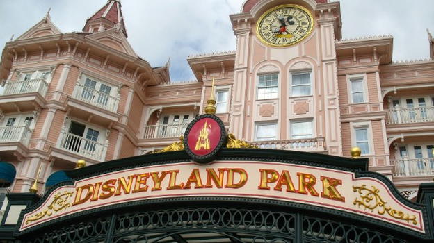California: il parco divertimenti Disneyland si trasforma in un mega centro per vaccinazioni anti-Covid