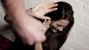 17enne accoltella la sua ex fidanzata al collo per strada: non accettava la fine della loro storia