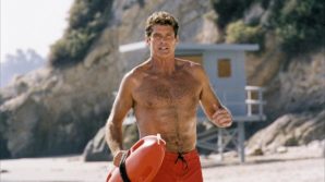 David Hasselhoff vende all’asta Kitt e il costume rosso di Baywatch