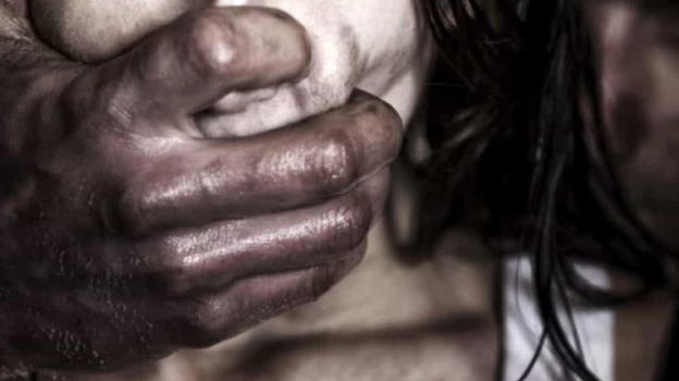 Torino, donna picchiata dal compagno perde la milza ma non lo denuncia: "Sono caduta dalle scale"