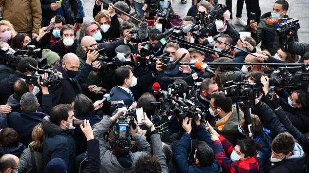 Immagini choc da Roma: giornalisti assembrati attorno al Premier Conte, è polemica