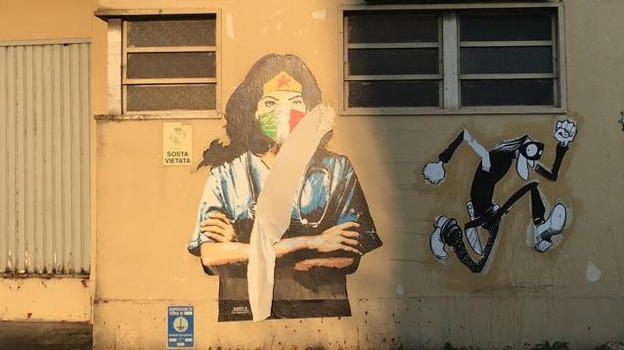 Codogno: sfregiata la Wonder Woman infermiera in camice, opera simbolo della pandemia