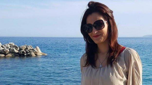 Cade dalla scala mentre pulisce la vetrata nel bar: mamma Giorgia muore a 26 anni