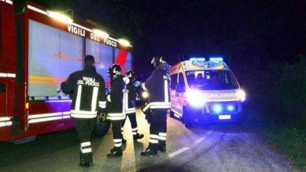 Esce fuori strada con l’auto e il veicolo finisce giù da un ponte: morto sul colpo 35enne