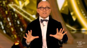 GF Vip, Alfonso Signorini annuncia il rinvio della finale: Tommaso Zorzi sotto choc