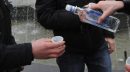 Bevuta clandestina tra amiche al parco: 14enne in coma etilico, lotta tra la vita e la morte