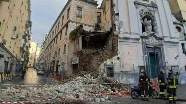 Napoli, crolla la facciata della chiesa del "Rosariello" a piazza Cavour: giù anche altro edificio