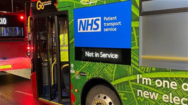 Londra al collasso a causa del Covid-19: bus trasformati in ambulanze per trasporto pazienti