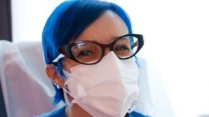 Tiziana, oncologa del Niguarda dai capelli blu: