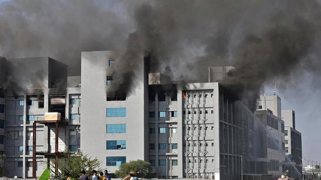 India, esplosione nella fabbrica di vaccini anti Covid più grande del mondo: 5 morti