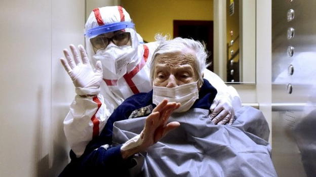 Parma, Irma sconfigge il Covid a 103 anni, i medici: "Una grande emozione"