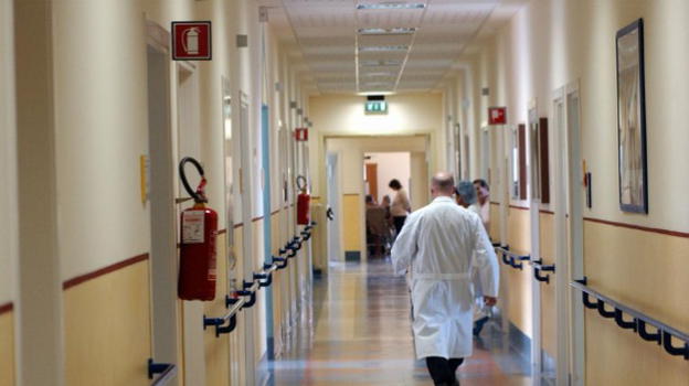 Clamoroso errore a Rovereto: 12 medici e infermieri ricevono soluzione fisiologica al posto del vaccino Pfizer