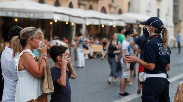 Covid-19, Pierpaolo Sileri: "La mascherina all’aperto? Via forse in primavera"