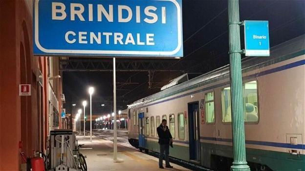 Brindisi, migrante muore a bordo di un treno regionale, aveva 41 anni