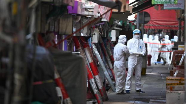Covid-19, a Hong Kong scatta il primo lockdown: 10.000 persone sottoposte a test obbligatori