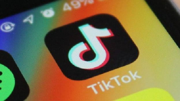 Gira un video sui binari da caricare su TikTok: 18enne muore travolto da un treno in Pakistan