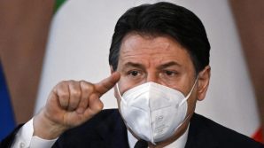 Giuseppe Conte su ritardo vaccini Covid: