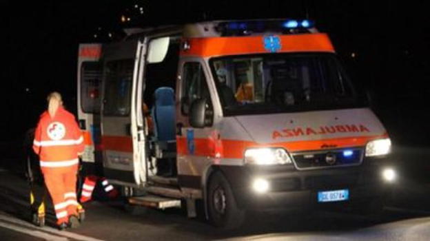 Sale sul tetto della stalla per riparare un’infiltrazione d’acqua: cade e muore infilzato da un forcone