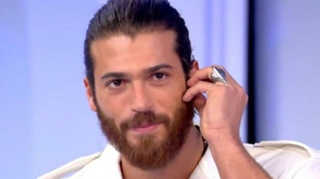 "C’è Posta per Te", pubblico in delirio per l’attore turco Can Yaman