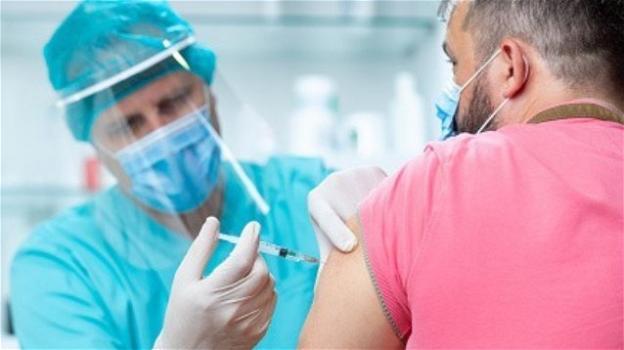 Vaccini anti Covid, l’allarme di un esperto britannico: "Vaccinati possono trasmettere il virus"