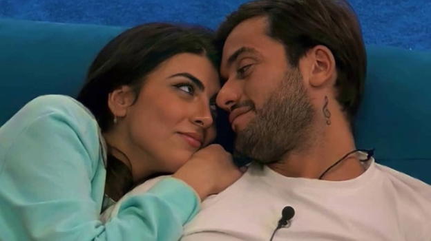 GF Vip, Giulia Salemi ha dei dubbi: "Spero che fuori tu non cambierai". La risposta di Pierpaolo